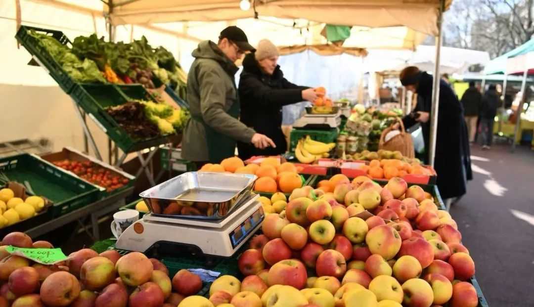 Australian Consumer Spending Shows Signs of Moderate Recovery, Rate - Cut Expectations Strengthened