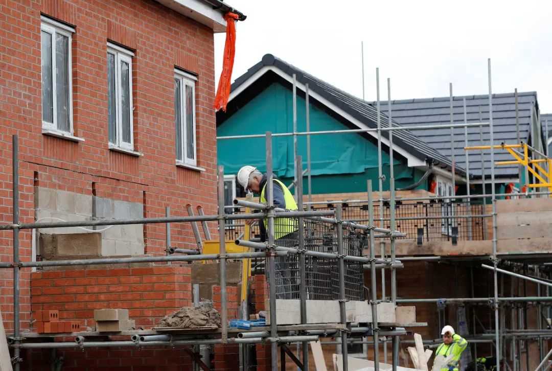 UK House Prices Stabilize; Corporate Investment Shifts Toward Britain